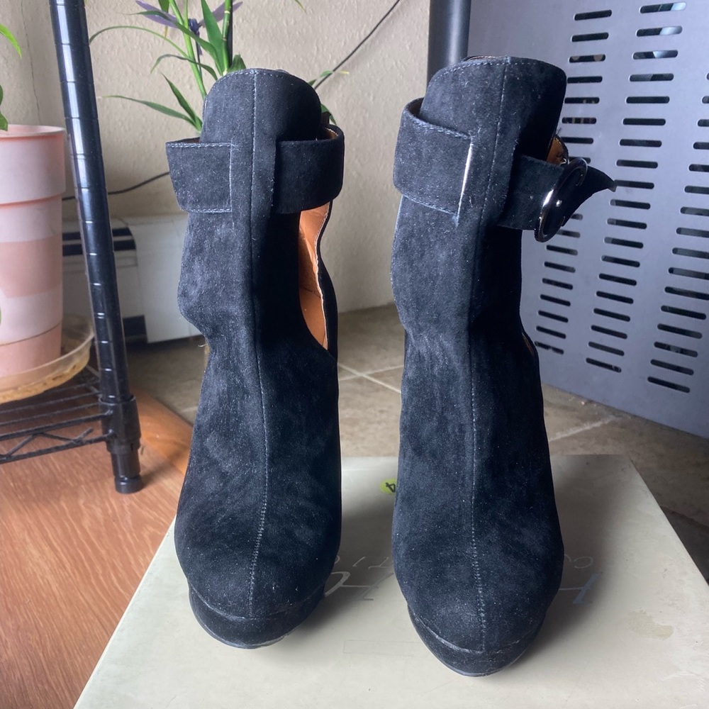 Who what wear suede ankle boots high heels Size 8